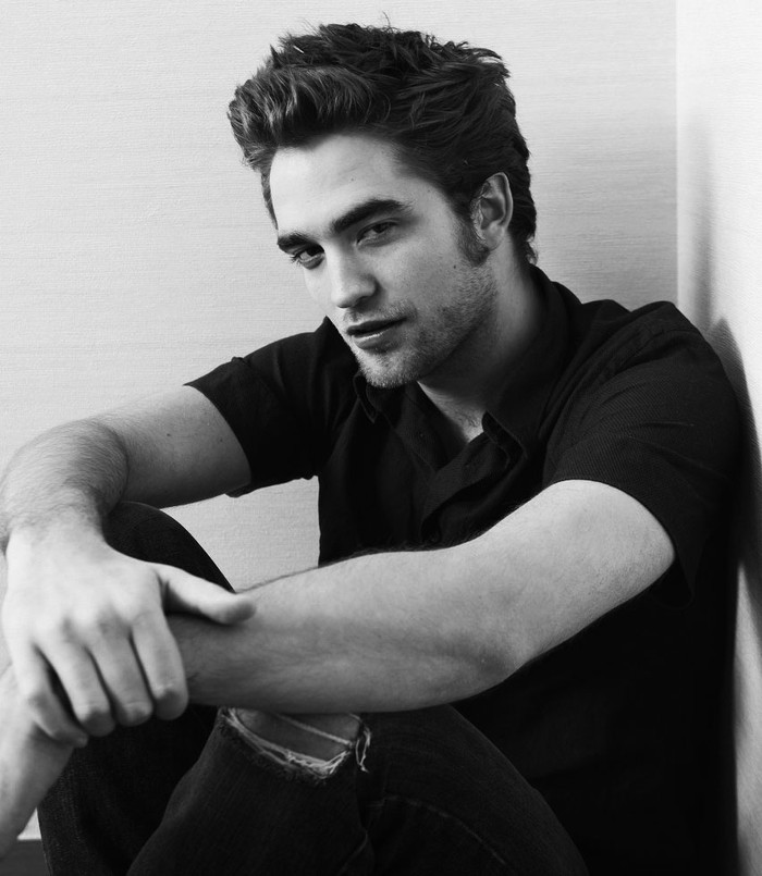 Robert Pattinson Robert Pattinson là một diễn viên, người mẫu và nhạc công người Anh, nổi tiếng nhất với vai diễn chàng ma cà rồng si tình - Edward Cullen trong loạt phim chuyển thể từ cuốn tiểu thuyết cùng tên "Chạng vạng". Anh đồng thời cũng là tác giả của hai ca khúc trong phim.